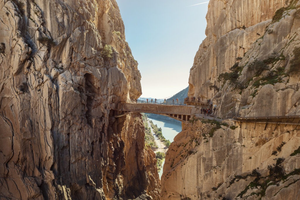 Caminito del Rey in Spanien, spektakulärer Wanderweg entlang steiler Felswände mit atemberaubender Schlucht-Aussicht.