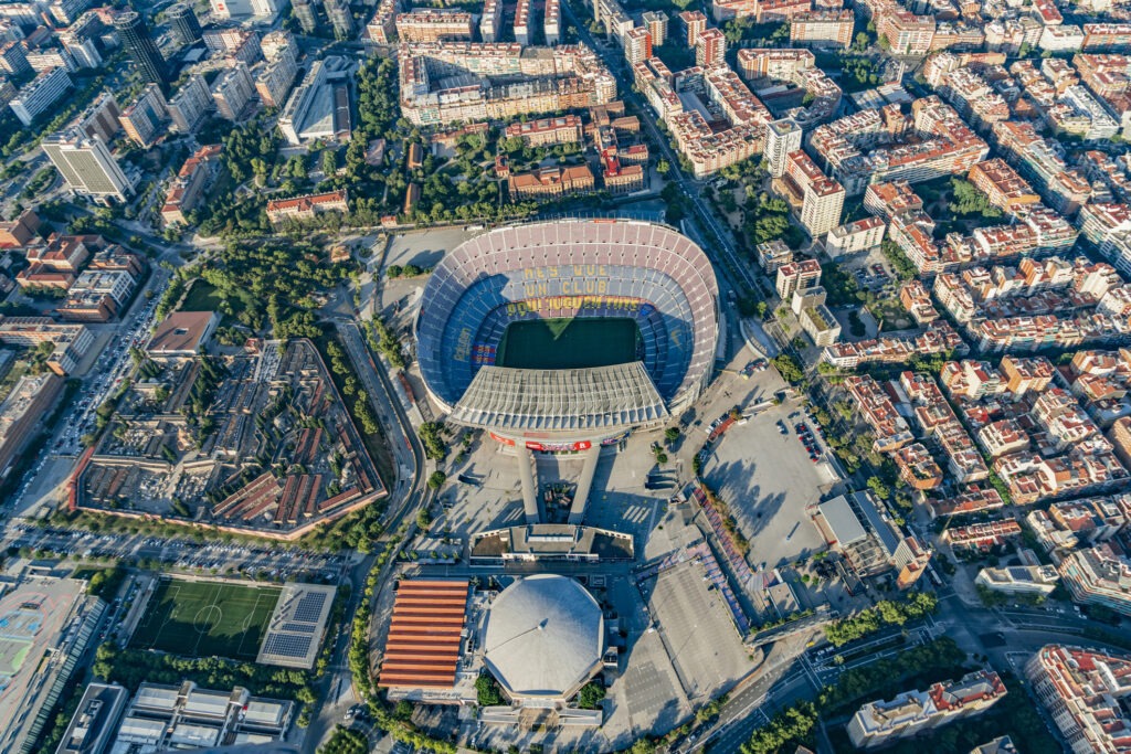 Luftaufnahme des Camp Nou Stadions in Barcelona, Heimat des FC Barcelona, umgeben von der Stadtlandschaft.