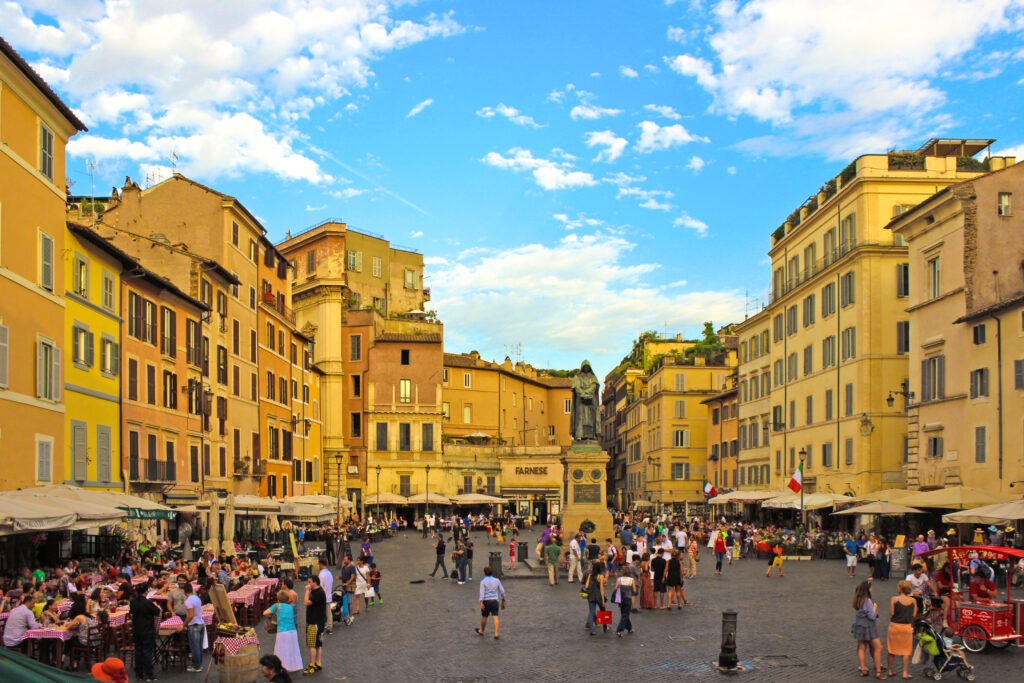 Campo de' Fiori mit historischem Platz, lebhaftem Markt und mediterranem Flair.