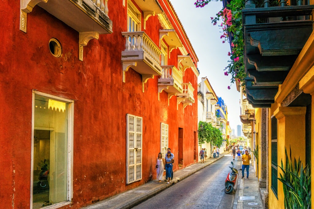 Historisches Zentrum von Cartagena, Kolumbien, mit farbenfrohen Kolonialgebäuden und tropischer Atmosphäre.