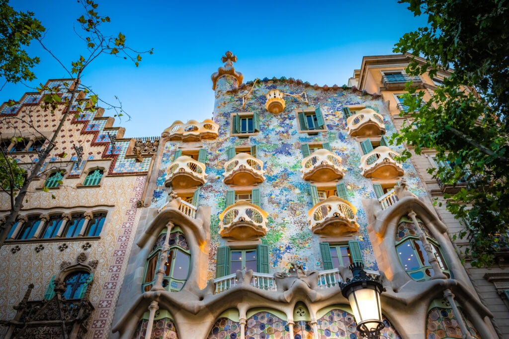 Casa Batlló in Barcelona, ein Meisterwerk von Antoni Gaudí mit farbenfroher Fassade und wellenförmiger Architektur.