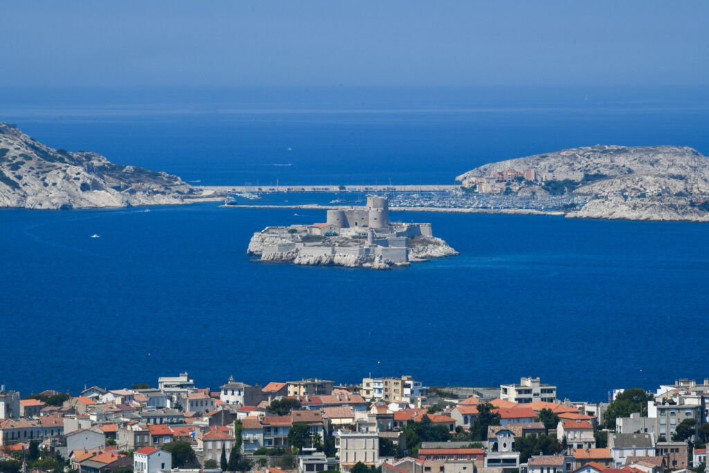 Château d’If auf einer kleinen Insel vor der Küste, bekannt als historische Festung und Schauplatz des Grafen von Monte Christo.