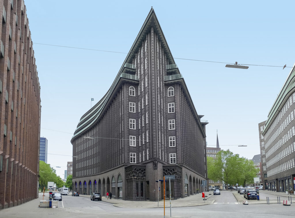 Das Chilehaus in Hamburg, ein architektonisches Meisterwerk des Expressionismus mit markanter Schiffsspitzenform.