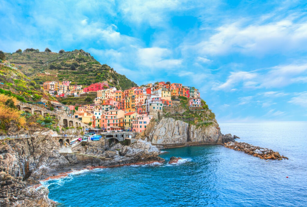 Bunte Küstendörfer der Cinque Terre, Italien, mit farbenfrohen Häusern, steilen Klippen und Blick auf das ligurische Meer.