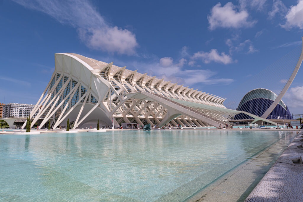 Wissenschaftsmuseum im Komplex der Stadt der Künste und Wissenschaften in Valencia, Spanien, mit futuristischer Architektur und reflektierendem Wasser.