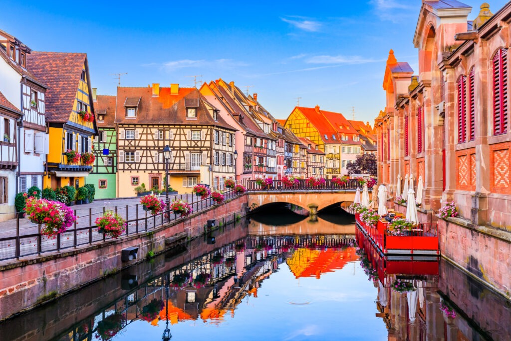 Malerische Fachwerkhäuser in Colmar mit bunten Fassaden und idyllischer Atmosphäre in der Altstadt.