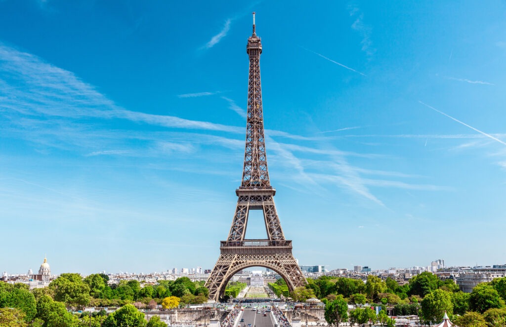 Der Eiffelturm in Paris, Frankreich, bei klarem Himmel, eines der bekanntesten Wahrzeichen der Welt.