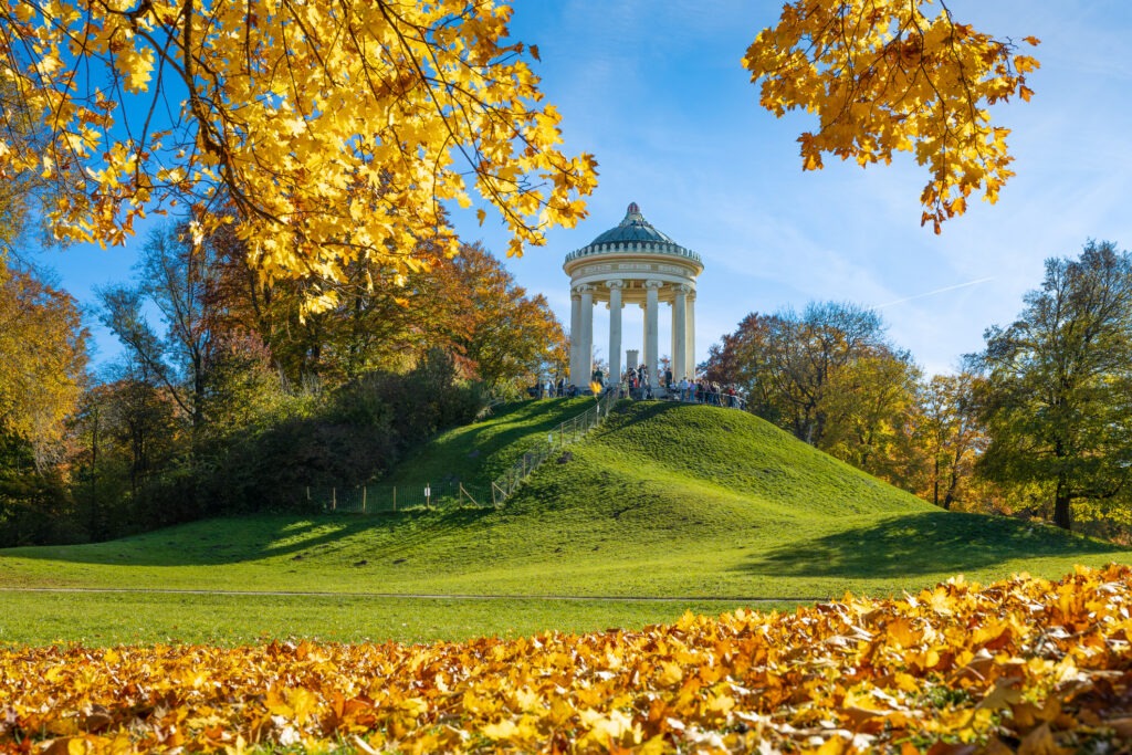 Monopteros im Englischen Garten, München, umgeben von herbstlicher Natur.