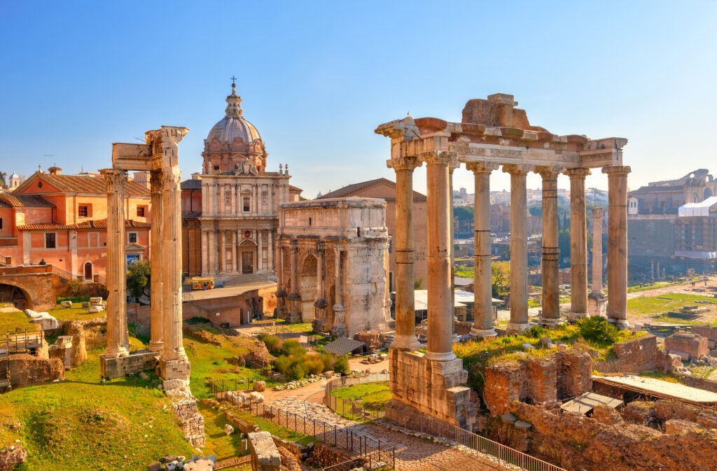 Römische Ruinen im Forum Romanum in Rom, Italien, mit antiken Säulen und historischer Architektur bei Sonnenschein.