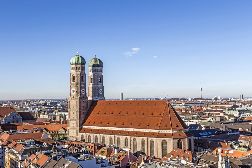 Die Frauenkirche in München mit ihren markanten Zwillingstürmen.