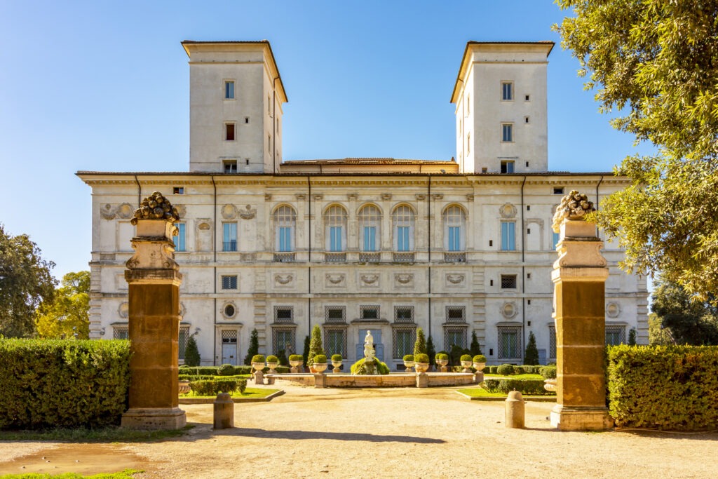 Galleria Borghese, elegante Villa mit klassischer Fassade, umgeben von malerischen Gärten.