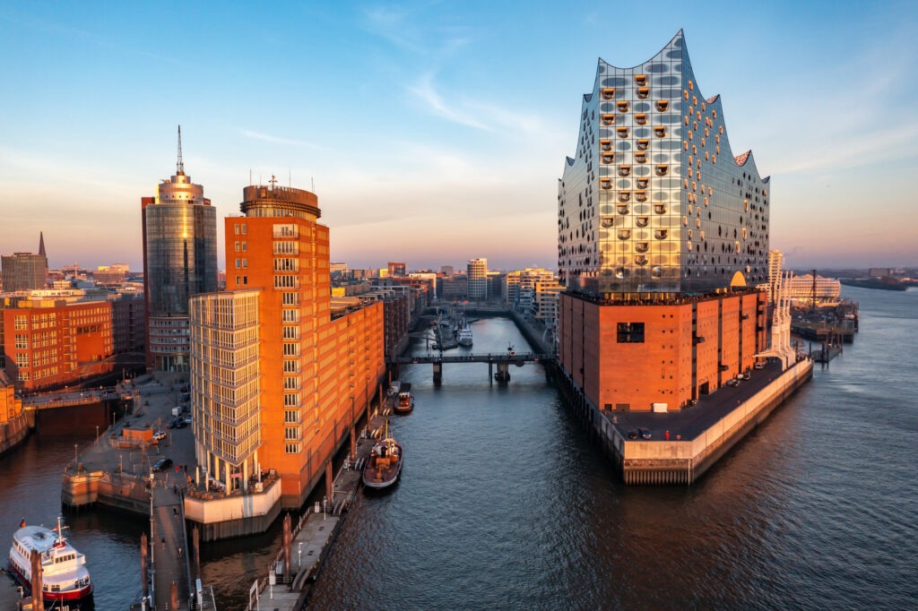 Blick auf die moderne HafenCity in Hamburg mit Wasserwegen, zeitgenössischer Architektur und maritimem Flair.