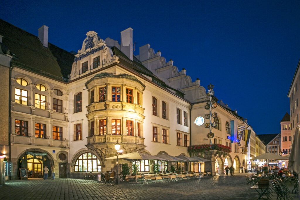 Hofbräuhaus in München – berühmte Bierhalle mit bayerischer Tradition.