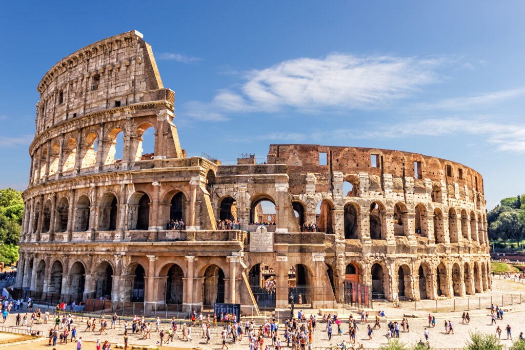 Das Kolosseum in Rom, Italien, an einem sonnigen Sommertag, mit beeindruckender antiker Architektur und historischem Flair.