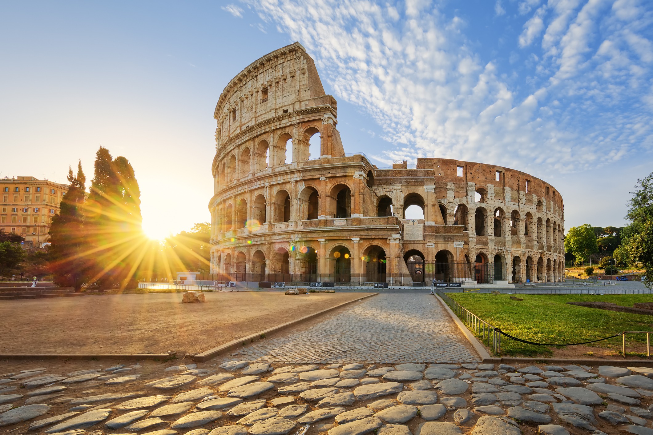 Kolosseum in Rom, Italien, im warmen Morgenlicht, mit beeindruckender antiker Architektur und historischem Flair.