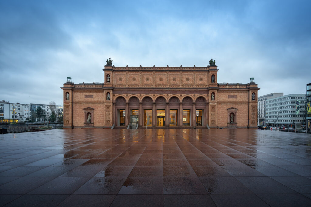 Die Hamburger Kunsthalle mit ihrer beeindruckenden Fassade, einem der wichtigsten Kunstmuseen Deutschlands.