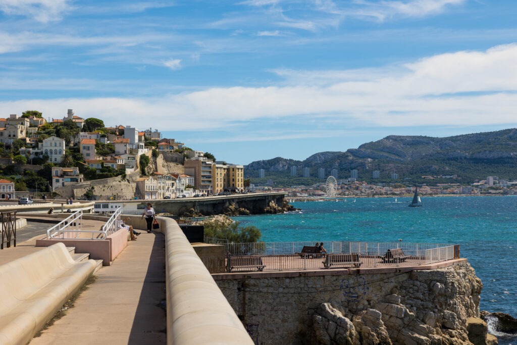 Blick auf die Corniche Kennedy in Marseille, mit dem Marseilleveyre-Massiv und der Mittelmeerküste im Hintergrund.