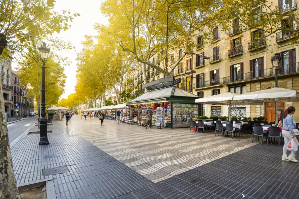 La Rambla in Barcelona am frühen Morgen, mit leeren Straßen, historischen Gebäuden und mediterraner Atmosphäre.