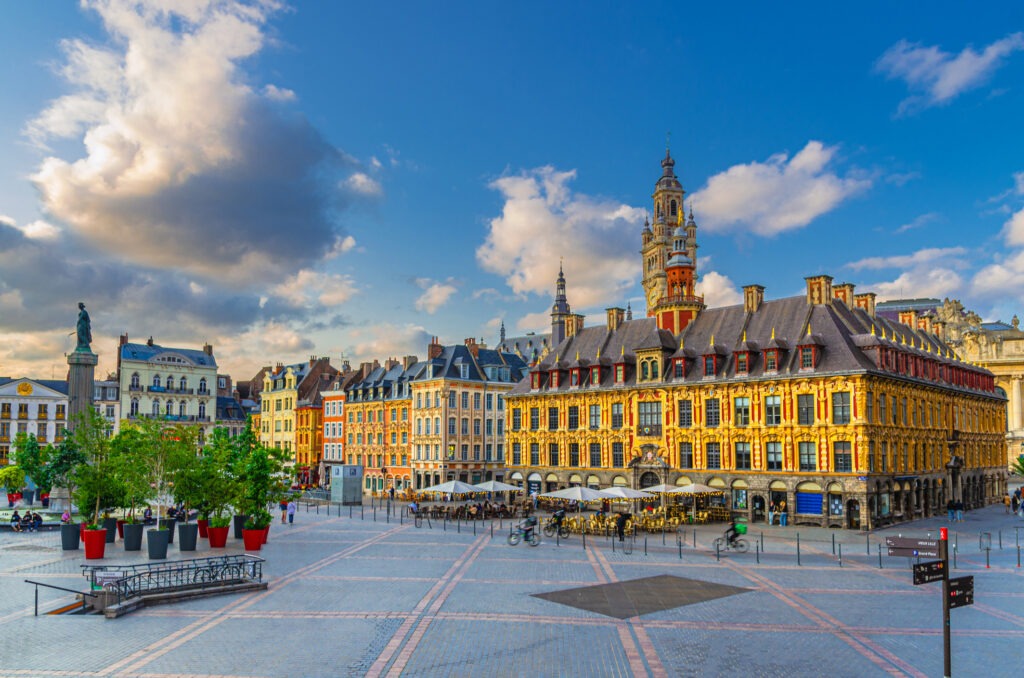 Stadtbild von Lille, Frankreich, mit der Grand'Place und historischen Gebäuden im flämischen Architekturstil im Stadtzentrum.