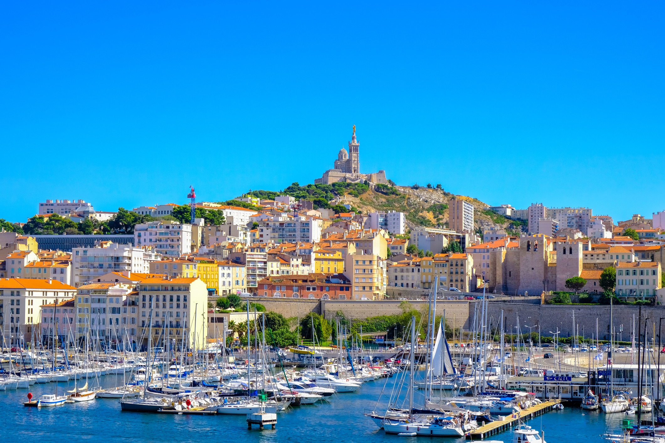 Alter Hafen von Marseille, Frankreich, mit Yachten und Booten, im Hintergrund die Basilika Notre-Dame de la Garde.