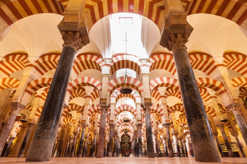 Die Mezquita-Catedral in Córdoba, Spanien, mit ihren beeindruckenden maurischen Bögen und kunstvollen Säulen.