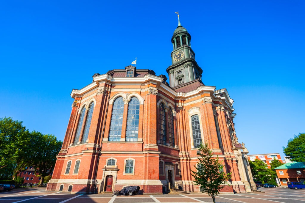 Die Hauptkirche St. Michaelis (Michel) in Hamburg mit ihrem markanten Turm und barocker Architektur.