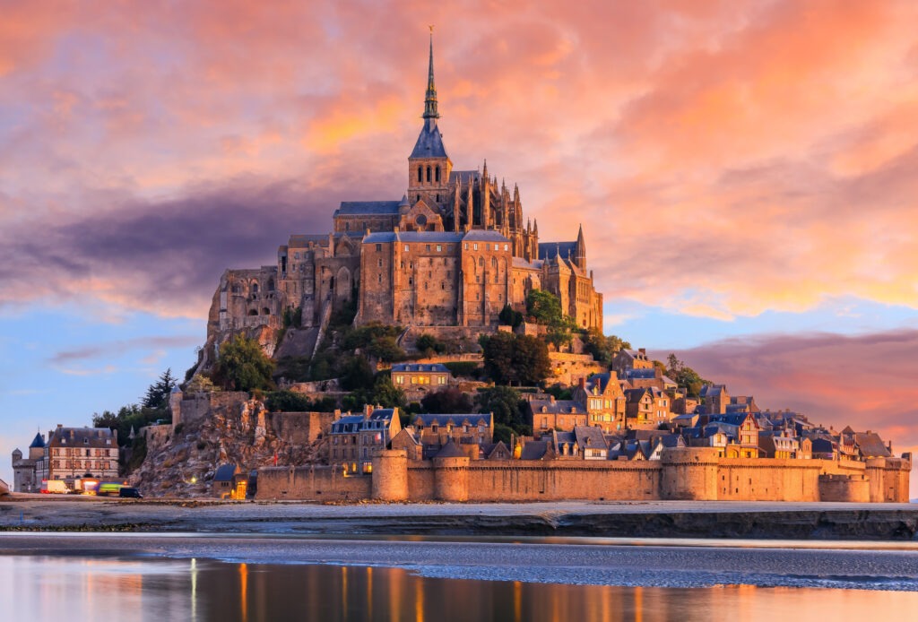 Mont Saint-Michel in der Normandie, Frankreich, bei Flut, mit der beeindruckenden Abtei und mittelalterlicher Architektur auf einer felsigen Insel.