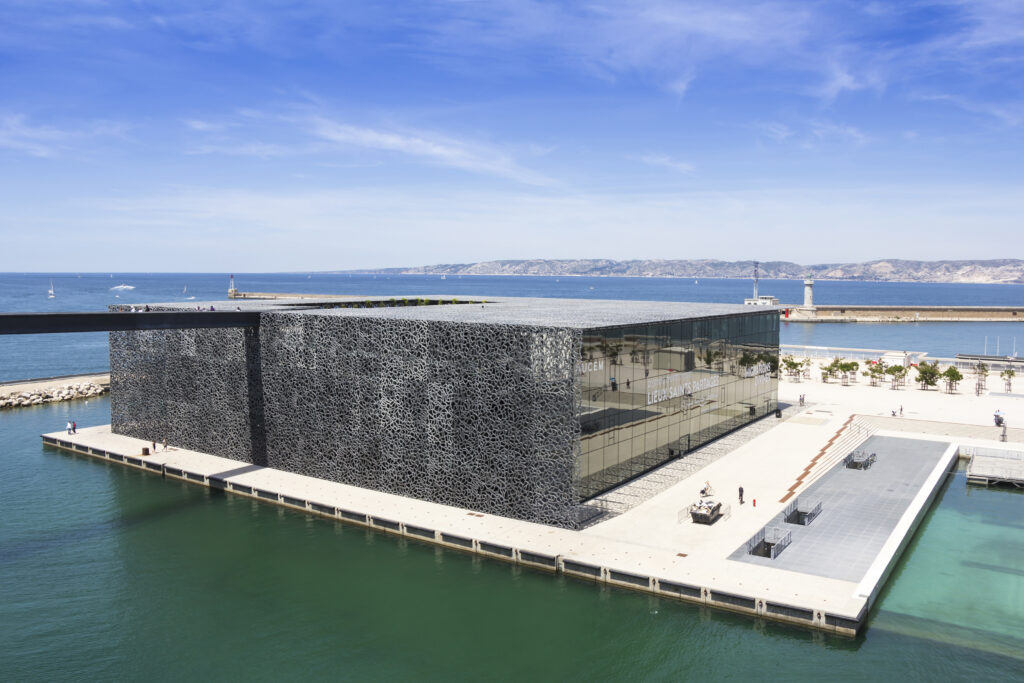 Museum der Zivilisationen Europas und des Mittelmeers (MuCEM) mit moderner Architektur und Blick auf das Mittelmeer.