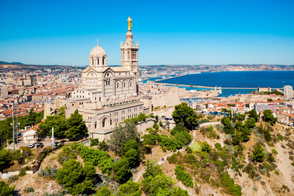 Notre-Dame de la Garde in Marseille, Frankreich, auf einem Hügel mit beeindruckender Architektur und Blick über die Stadt und das Mittelmeer.