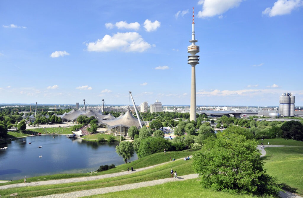 Panoramablick über München mit dem Olympiapark.