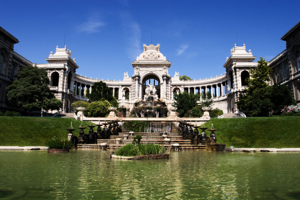 Palais Longchamp in Marseille, Frankreich, mit seiner beeindruckenden Architektur, Brunnen und üppigen Gartenanlagen.