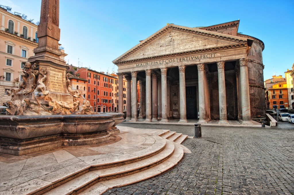 Das Pantheon in Rom, Italien, mit seiner beeindruckenden Kuppel und historischen Fassade, umgeben von der mediterranen Stadtlandschaft.