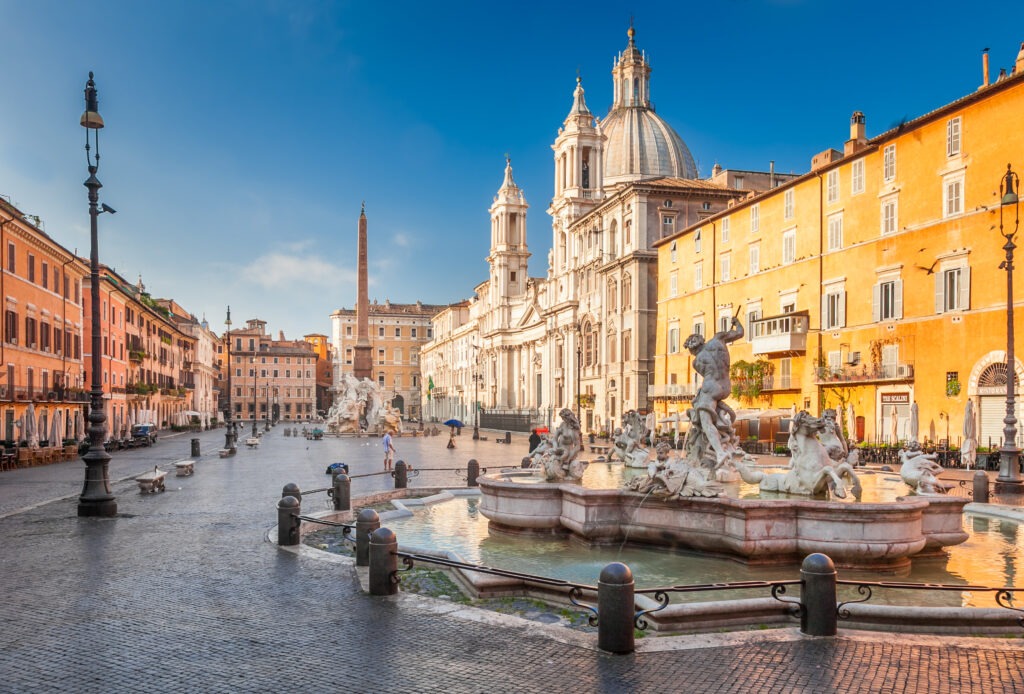 Piazza Navona in Rom, Italien, mit barocken Brunnen, historischen Gebäuden und lebendiger Atmosphäre.