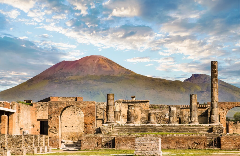 Blick auf die antike Ruinenstadt Pompeji mit dem Vesuv im Hintergrund.