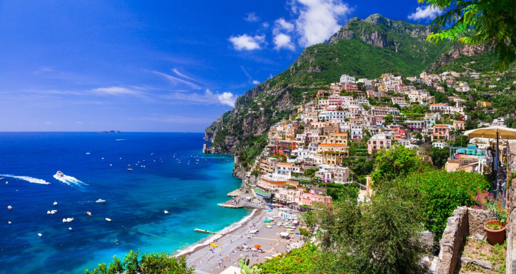 Malerisches Positano an der Amalfiküste, Italien, mit bunten Häusern an steilen Klippen und Blick auf das türkisfarbene Mittelmeer.