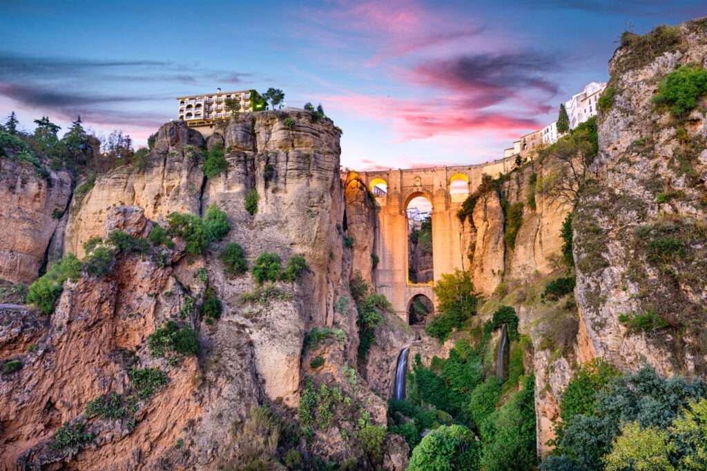 Puente Nuevo in Ronda, Spanien, spektakuläre Steinbrücke über der El-Tajo-Schlucht mit historischem Stadtpanorama.