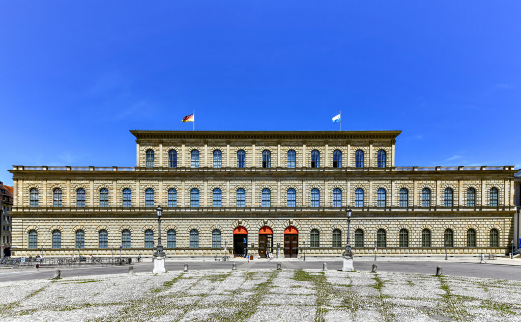 Das Münchner Residenzschloss mit historischer Architektur und königlichem Flair.