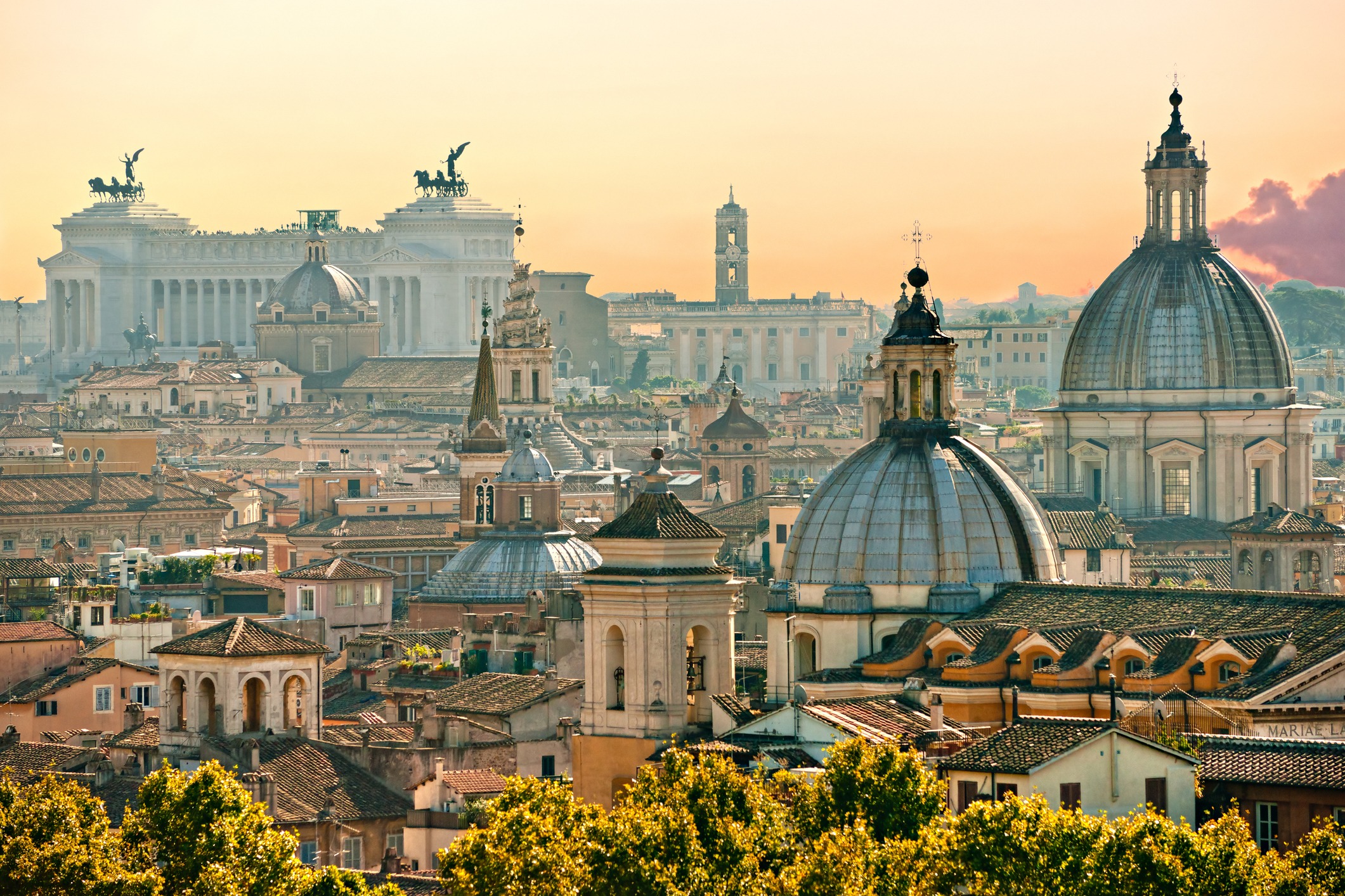 Panoramablick über Rom, Italien, mit historischen Gebäuden, Kuppeln und mediterraner Stadtlandschaft.