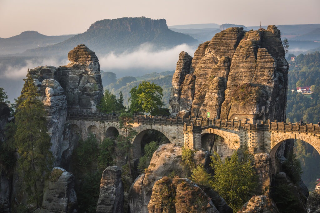 Bastei-Brücke im Nationalpark Sächsische Schweiz, umgeben von spektakulären Sandsteinfelsen und dichter Natur.