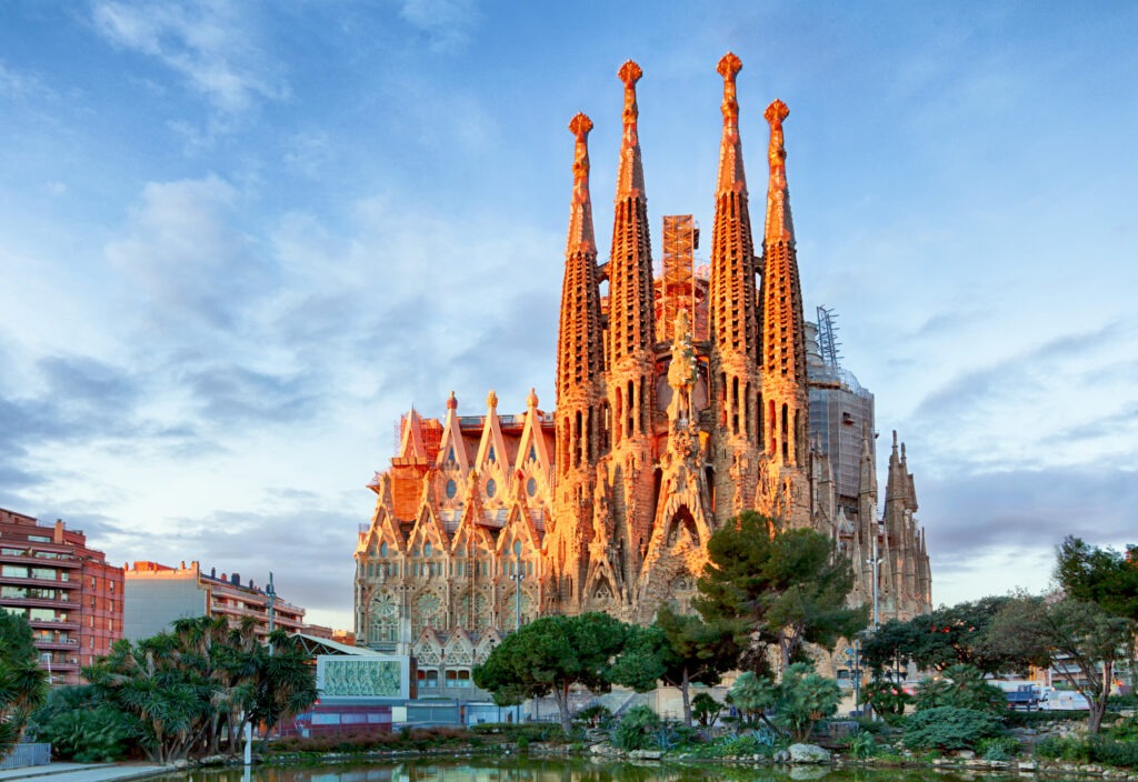 Die Sagrada Família in Barcelona, Spanien, beeindruckende Basilika von Antoni Gaudí mit detailreicher Fassade und imposanten Türmen.