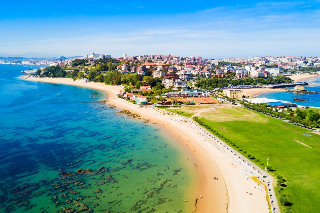 Luftaufnahme von Santander, Spanien, mit Stadtpanorama, Sandstrand und blauem Meer an der Kantabrischen Küste.