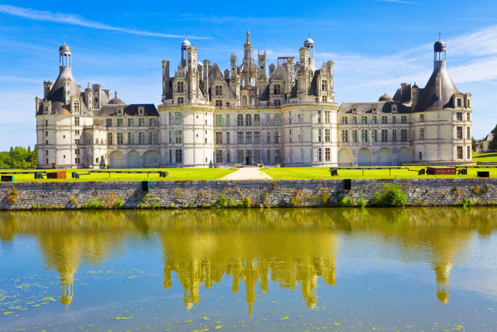 Panoramablick auf Schloss Chambord in der Loire mit seinem beeindruckenden Renaissance-Design und dem angrenzenden Kanal.