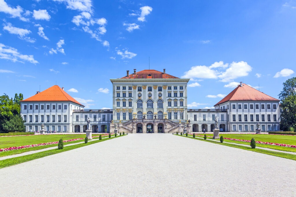 Schlosspark Nymphenburg in München mit eleganten Gärten.