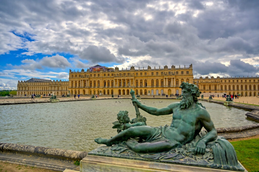 Schloss Versailles in Frankreich mit seinen prächtigen Gärten, Springbrunnen und beeindruckender barocker Architektur.