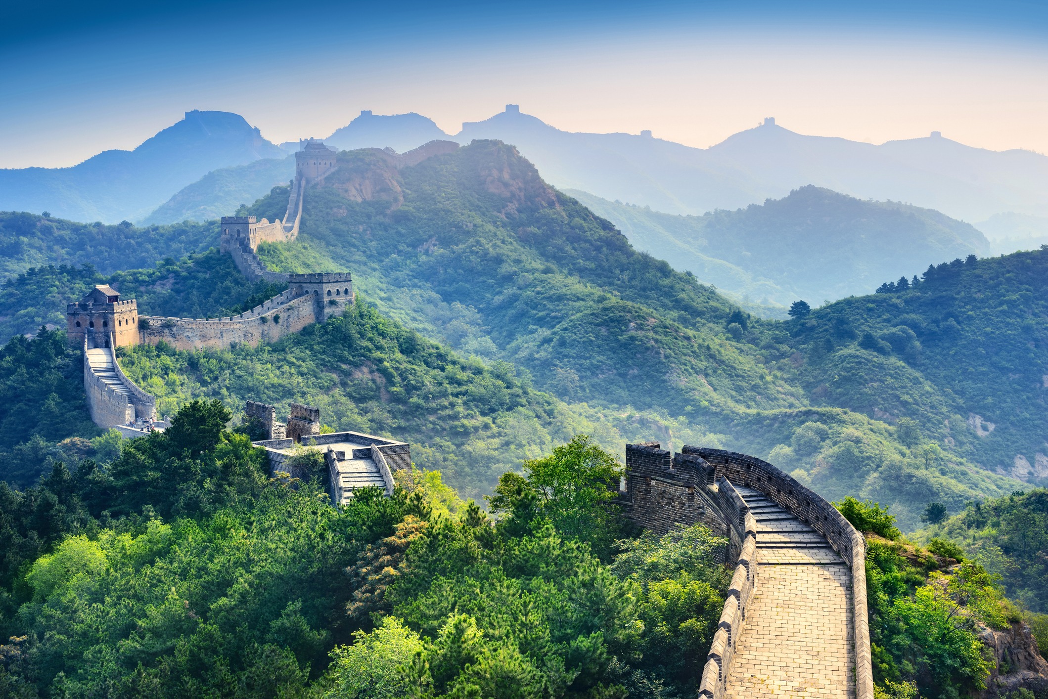 Die Chinesische Mauer ist die wahrscheinlich bekannteste Sehenswürdigkeit in China.