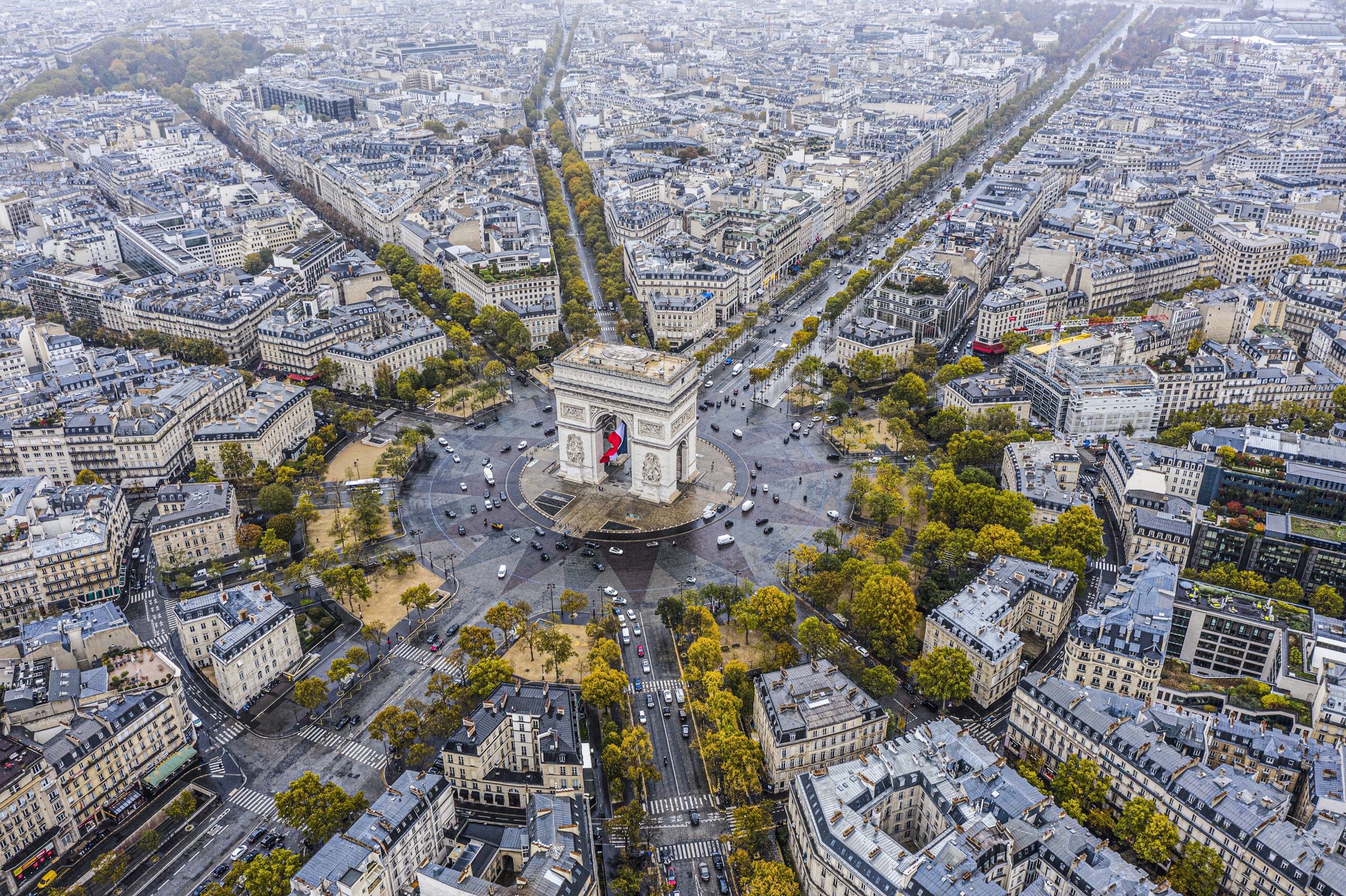 Frankreich hat viele Sehenswürdigkeiten zu bieten. Zum Beispiel den Arc de Triomphe in Paris.