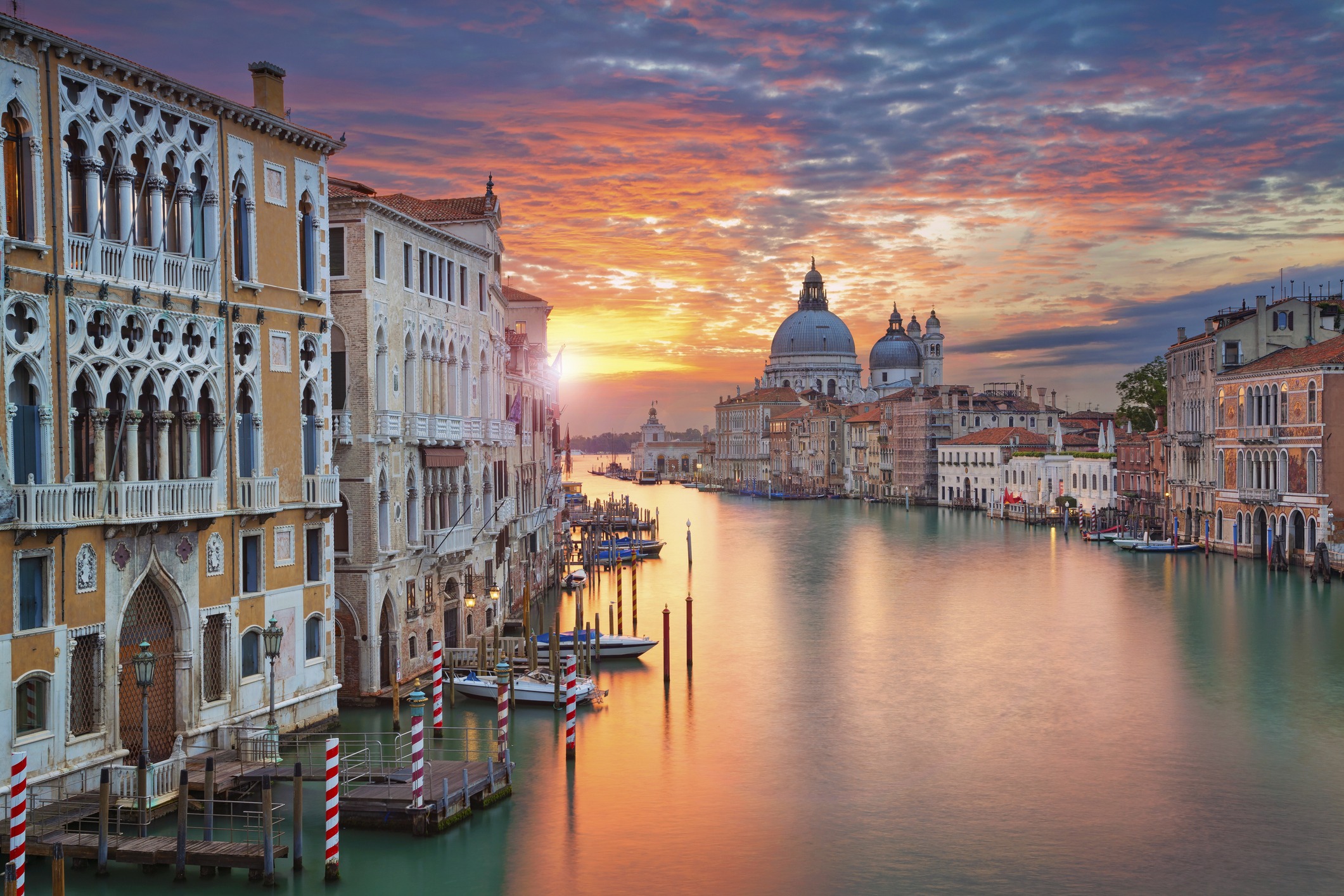 Italien bietet viele Top-Sehenswürdigkeiten, so wie Venedig: Blick auf den Canal Grande mit historischen Palästen und Gondeln.