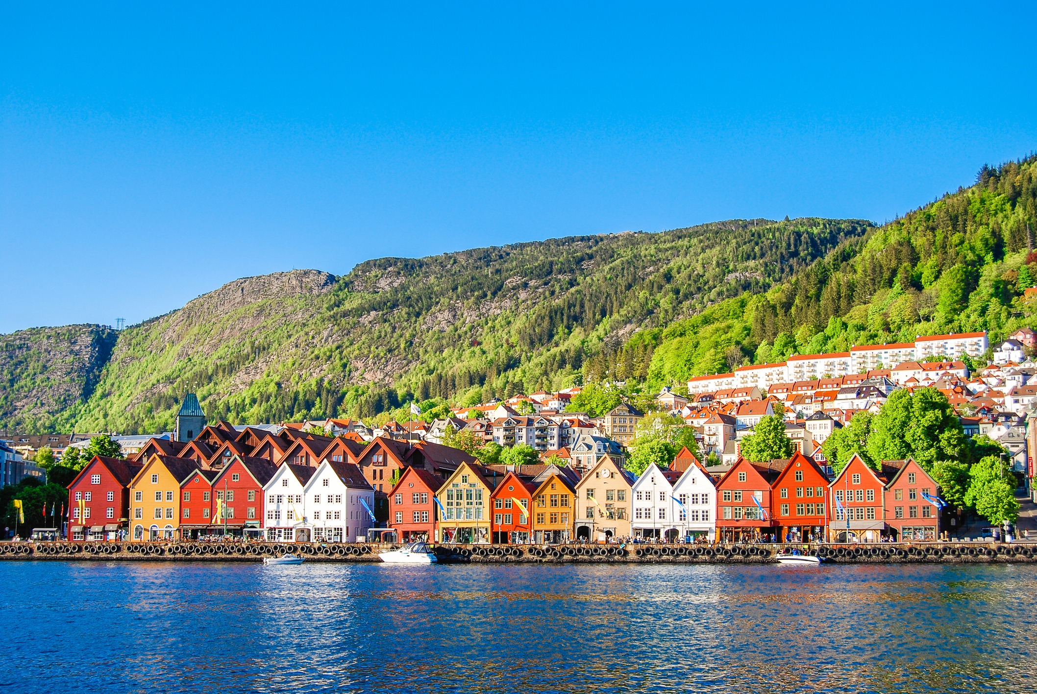 Sehenswürdigkeiten in Norwegen: Blick auf die bunten Holzhäuser von Bryggen in Bergen am Hafen.