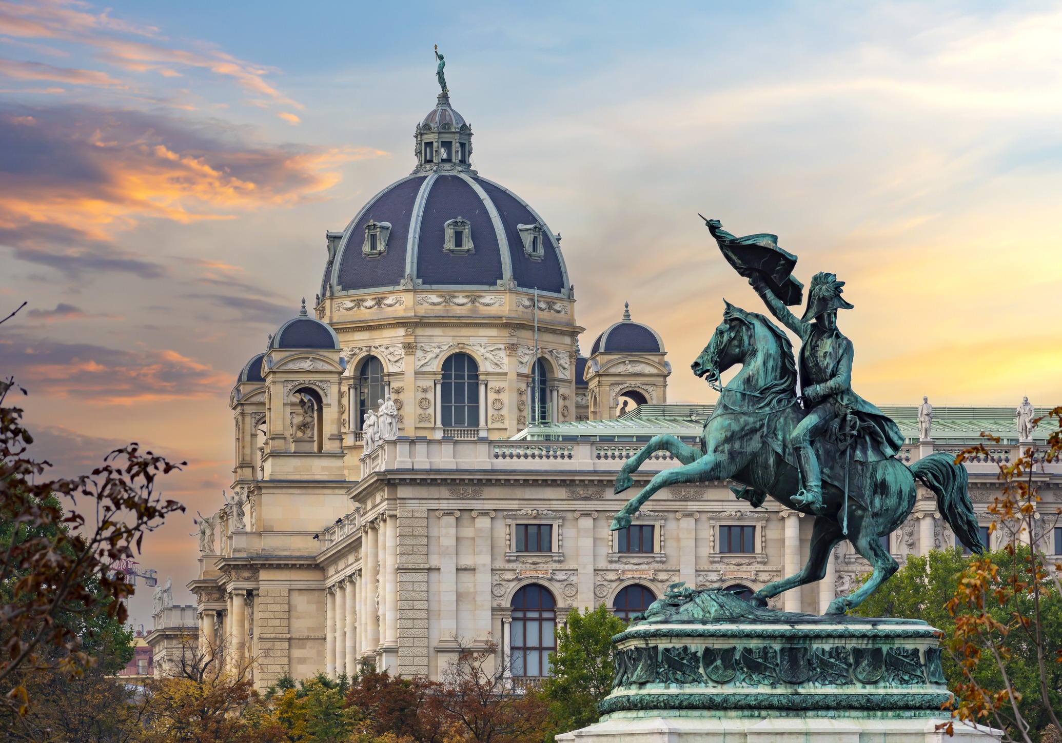 Sehenswürdigkeiten in Österreich: Statue von Erzherzog Karl auf dem Heldenplatz in Wien.