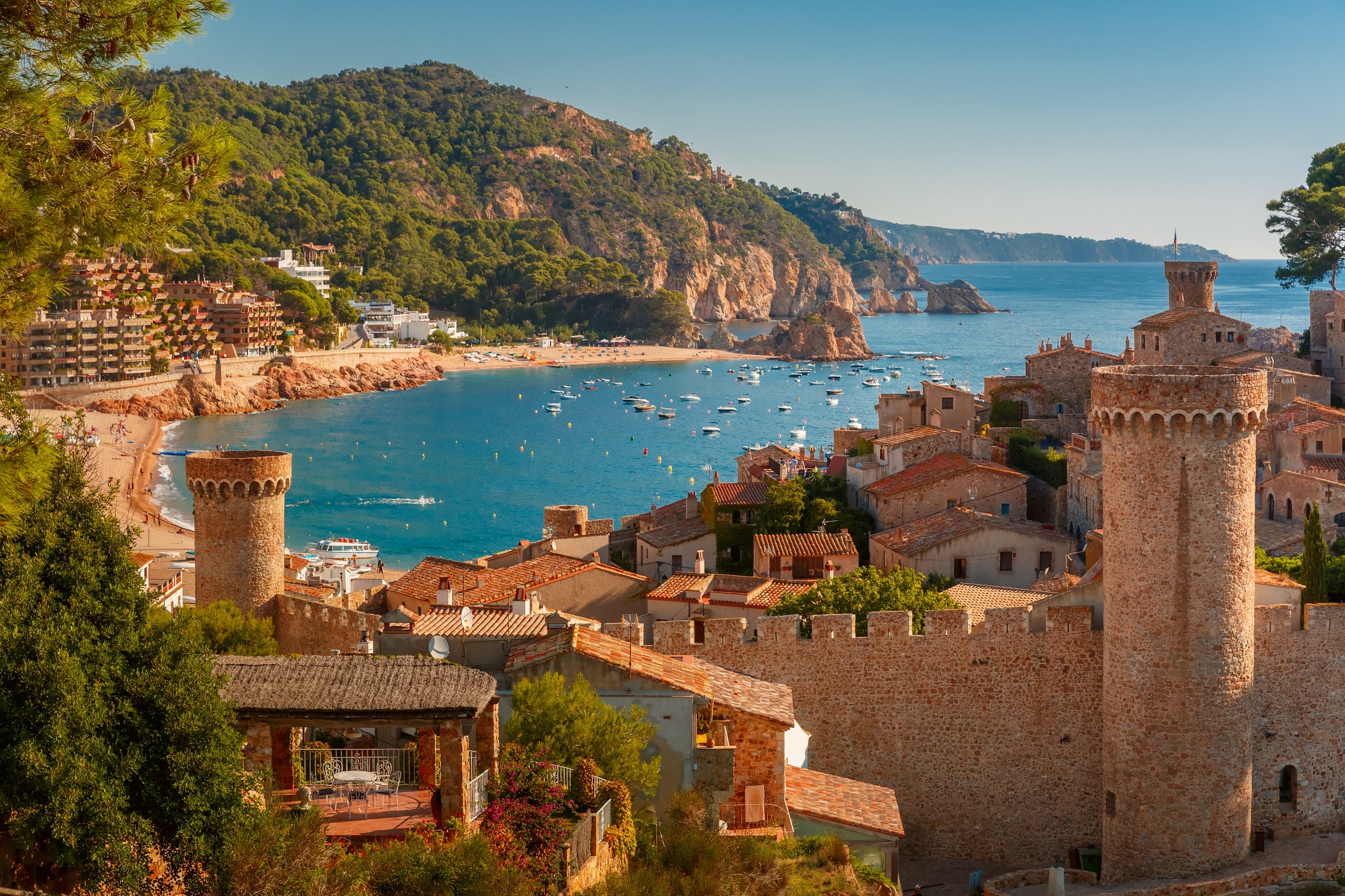 Spanien bietet viele wunderschöne Sehenswürdigkeiten, so wie diese historische Festung an der Costa Brava mit Blick aufs Meer.